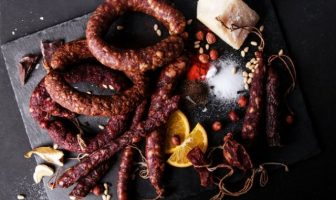 Як на Львівщині колишній заробітчанин та маркетолог виробляють крафтову ковбасу