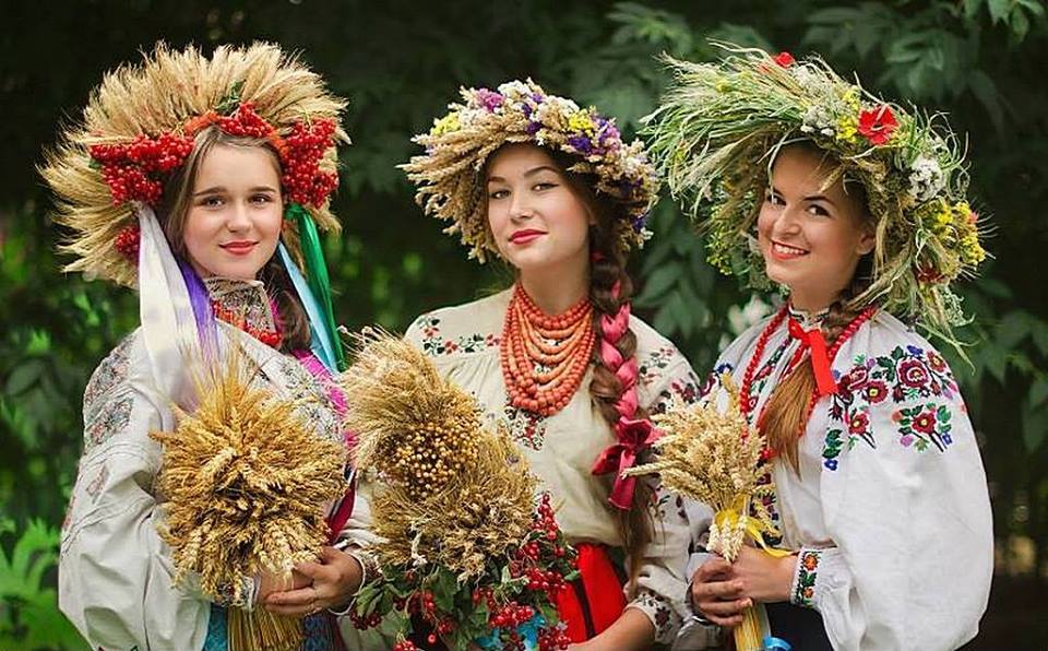 Український вінок — краса і традиції сплелись воєдино. Історія українського вінка, види та що символізує
