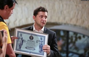 Книга рекордів України вручила Зеленському нагороду за «найтривалішу у світі пресконференцію»