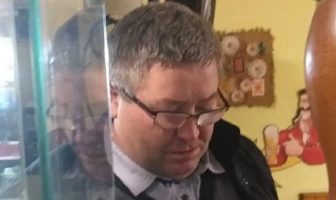 Сільський голова на Львівщині кинув графином в офіціантку після відмови принести шашлик