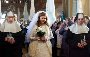 У Львові відлучений від церкви священик посвятив у монахині дівчину у весільній сукні