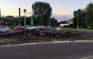 На перехресті Варшавська – Чорновола ліквідують смугу та облаштують острівець безпеки