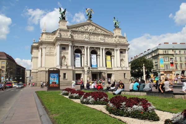 Оперний театр у Львові відмовився від реклами на фасаді