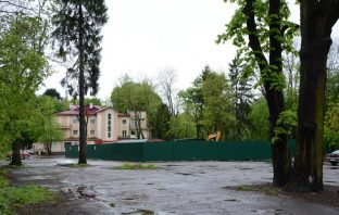 Під виглядом реконструкції у Стрийському парку незаконно знесли історичну будівлю
