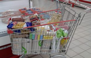 У Львові люди скуповують продукти харчування у великих обсягах