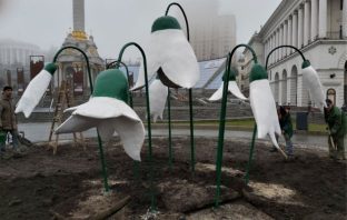 На Майдані до 8 березня встановили бетонні проліски. Для чого