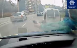 У Львові чоловік після виписаного штрафу кинувся на авто патрульних