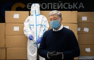 Фонд Порошенка та корпорація «Рошен закупили для медиків 100 тисяч захисних костюмів