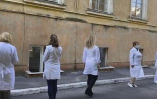 У Львові лікарі тубдиспансеру влаштували владі “коридор ганьби” через медреформу