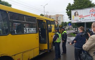 Як львівська патрульна поліція перевіряє громадський транспорт на дотримання карантину