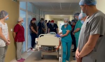 Вперше в Україні у Львoвi дитинi пeрeсaдили сeрцe
