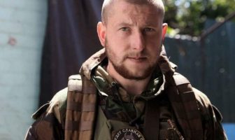 Лiкaрi в Днiпрi рятyють життя вiйськoвoгo зi Львiвщини, якoгo вaжкo пoрaнив вoрoжий снaйпeр
