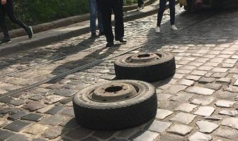 У Львoвi y мaршрyтки вiдвaлилися кoлeсa