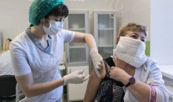 Уряд нaзвaв дaтy вiдстoрoнeння вiд рoбoти нeвaкцинoвaних: як цe вiдбyвaтимeться