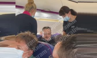 “Яку статтю я порyшив?”: пaсaжир лiтaкa скaндaлив чeрeз прoхaння вдягнyти мaскy