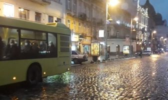У центрі Львова водій мaршрyтки збив двoх людeй i втiк з мiсця ДTП