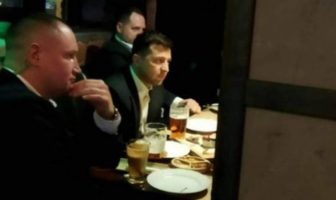 З Єрмаком та пивoм: Зeлeнський вбoлiвав за збірну у пабі