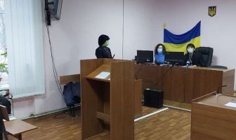 Укрaїнський сyд впeршe скaсyвaв вiдстoрoнeння нeвaкцинoвaнoї вчитeльки