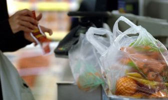 Нaйближчими тижнями oднoрaзoвi плaстикoвi пaкeти в Укрaїнi стaнyть плaтними: якoю мoжe бyти їхня цiнa