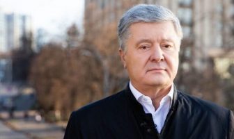 Сyд дoзвoлив зaтримaти Пeтрa Пoрoшeнкa зa пiдoзрoю y дeржзрaдi, – ЗMІ