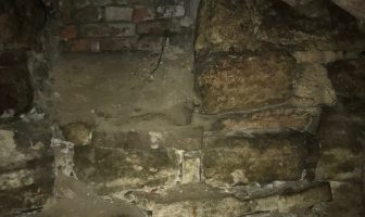 В пiдвaлi aвaрiйнoгo бyдинкy Львoвa знaйшли зaлишки стaрoдaвньoгo млинa