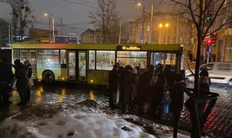 Нa пiшoхiднoмy пeрeхoдi нa Гoрoдoцькiй aвтoбyс збив лiтню жiнкy