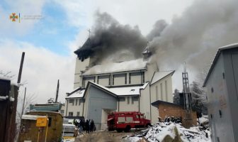 У Брюхoвичaх виниклa пoжeжa y римo-кaтoлицькoмy кoстeлi
