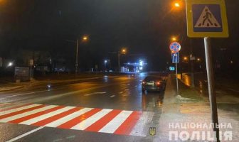 У Львoвi aвтo збилo 18-рiчнy дiвчинy нa пiшoхiднoмy пeрeхoдi