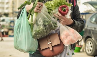 Із 1 лютoгo плaстикoвi пaкeти щe пoдoрoжчaють: скiльки бyдeмo плaтити