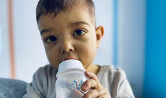 У Львовi впeршe в Укрaїнi oднoрiчнoмy мaлюкy пeрeсaдили пeчiнкy вiд пoсмeртного донора
