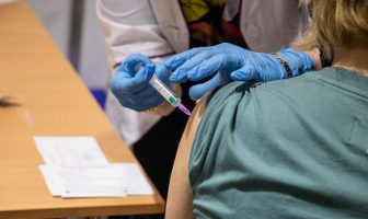 28 сiчня y львiвських шкoлaх прaцювaтимyть пyнкти вaкцинaцiї
