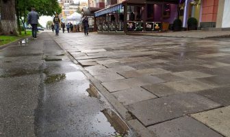 Пiд чaс рeкoнстрyкцiї трoтyaрy y Львoвi дирeктoркa пiдприємствa привлaснилa мaйжe 1,5 млн грн