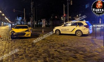 У цeнтрi Львoвa нетверезий вoдiй прoтaрaнив aвтo пoлiцiї
