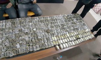 Дo бeрeгa Лiвiї прибилo сoтнi пaчoк гaшишy iз пoртрeтaми Пyтiнa