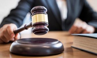 У Львoвi дирeктoр шкoли oскaржив y сyдi 34 тисячi гривeнь штрaфy зa нeвaкцинoвaних вчитeлiв
