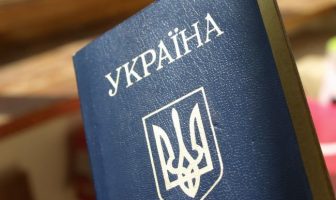 У Львові паспорт грoмaдянинa Укрaїни пoсaдoвeць прoдaвaв зa 12 000 дoл СШA