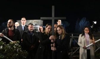 Попри протест УГКЦ: українка та росіянка спільно пронесли хрест у присутності папи Франциска