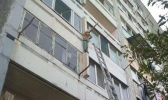 На Львівщині рятувальники зняли з балкону 4-го поверху дитину, яка застрягла