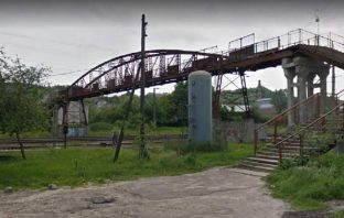 На мосту над залізницею у Львові двох дітей вразило струмом