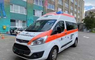 Львів передав Гостомелю сучасний реанімобіль