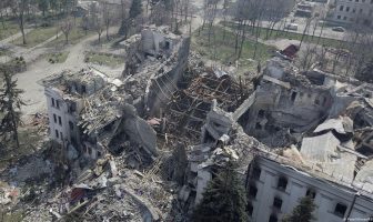Маріуполь: окупанти заливають бетоном тіла загиблих у Драмтеатрі