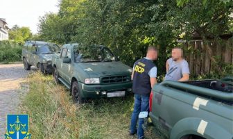 Двох львів’ян викрили на продажі десятків машин, призначених для ЗСУ