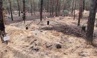 В Ізюмі виявили масове поховання на понад 440 тіл – поліція