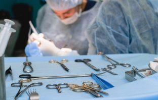 Львівські лікарі прооперували дівчину, яка 18 років не могла нормально ходити