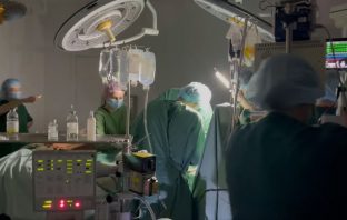 Операція, яку побачив увесь світ: як українські лікарі з ліхтариками рятують життя під час блекауту