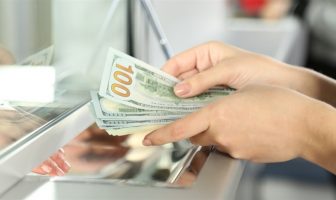 Жінку намагались обдурити під час обміну 11 тисяч доларів у центрі Львова