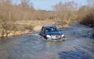 На Львівщині позашляховик Mercedes застряг серед річки