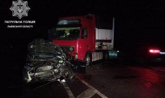 Водійка легковика з дитиною потрапили під фуру біля Буська