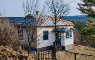 Бізнес на старих хатах. Як львівська підприємниця реставрує та продає старі сільські будиночки