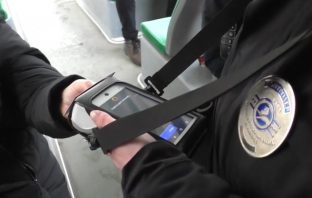 У Львові контролери громадського транспорту отримали мобільні валідатори. Як тепер штрафуватимуть